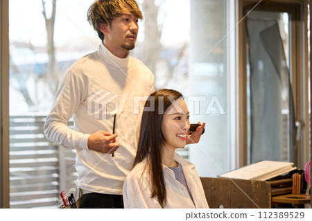 一位女士在美髮沙龍向美髮師諮詢 112389529