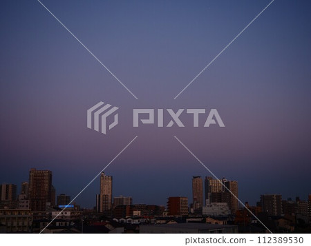 淡粉紅色的金星帶出現在摩天大樓的背景中 112389530