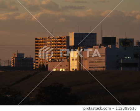 Cityscape of Toda City from Arakawa Tsutsumi bathed in the setting sun Cityscape of Toda City from Arakawa Tsutsumi bathed in the setting sun 112389533
