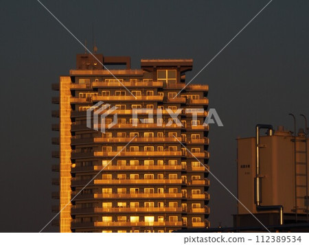 Apartment buildings and elevated aquariums sparkle in the setting sun Apartment buildings and elevated aquariums sparkle in the setting sun 112389534