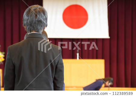 Junior high school graduation ceremony scene 112389589