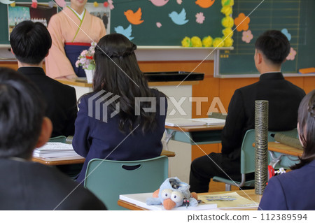 The last homeroom scene after the junior high school graduation ceremony 112389594