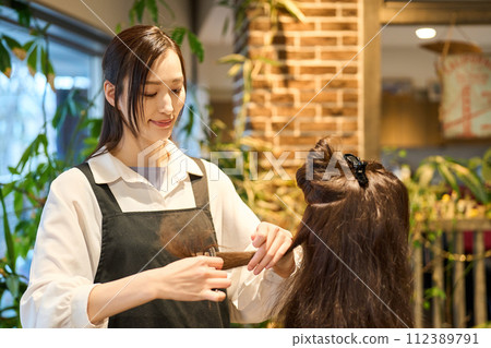 理髮師練習剪髮 112389791