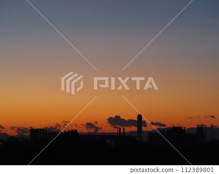 Beautiful sunset and city silhouette 112389801