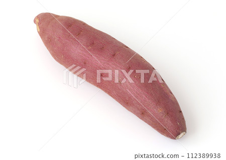 Sweet potato on white background (Beni Haruka) 112389938