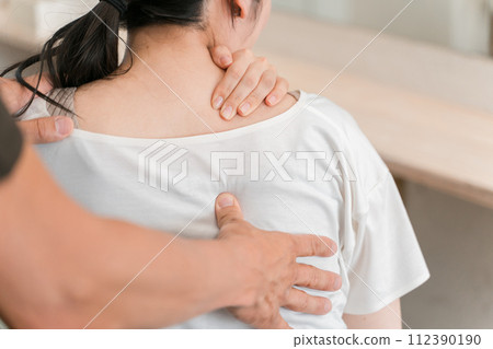 Women and chiropractors/therapists attending chiropractic clinics, osteopathic clinics, and massage clinics Women and chiropractors/therapists attending chiropractic clinics, osteopathic clinics, and massage clinics 112390190