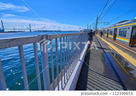 Umi-Shibaura Station platform facing the sea in Tsurumi Ward, Yokohama City, Kanagawa Prefecture 112390653