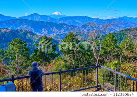 秋季從東京八王子高尾山頂的近江原新地到西南（富士山等） 112390654