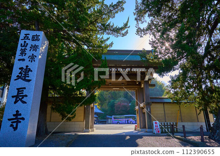 View of Kenchoji Tenkamon Gate in Kamakura City, Kanagawa Prefecture in autumn View of Kenchoji Tenkamon Gate in Kamakura City, Kanagawa Prefecture in autumn 112390655