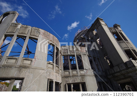 深秋，原子彈爆炸圓頂屋在秋日的天空中閃閃發光 112390701