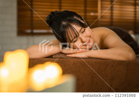 一位女士在亞洲風格美容院/休閒沙龍（香薰療法）接受手部美容護理 112391008