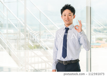 辦公大樓裡的年輕亞洲商人(好的,介紹,支持,推薦) 辦公大樓裡的年輕亞洲商人(好的,介紹,支持,推薦) 112391073