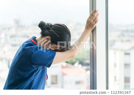 Female doctors, nurses, nurses, and caregivers exhausted from overwork and fatigue Female doctors, nurses, nurses, and caregivers exhausted from overwork and fatigue 112391167