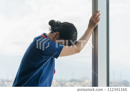 Female doctors, nurses, nurses, and caregivers exhausted from overwork and fatigue Female doctors, nurses, nurses, and caregivers exhausted from overwork and fatigue 112391168