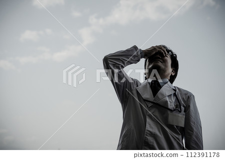 中年男醫師抱頭(絕望、醫療失誤、憂鬱、擔心、過度勞累、診斷失誤、手術失誤) 中年男醫師抱頭(絕望、醫療失誤、憂鬱、擔心、過度勞累、診斷失誤、手術失誤) 112391178
