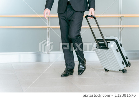 Western businessman walking with a suitcase 112391570