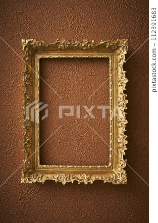 棕色壁紙上掛著的古董相框 112391683