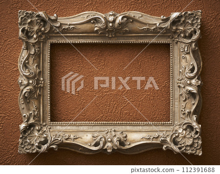 棕色壁紙上掛著的古董相框 112391688