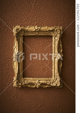 棕色壁紙上掛著的古董相框 112391703