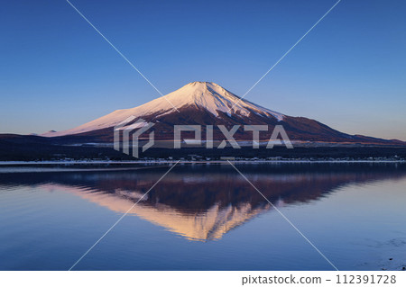 從山中湖看到的日出時倒置的富士山 從山中湖看到的日出時倒置的富士山 112391728