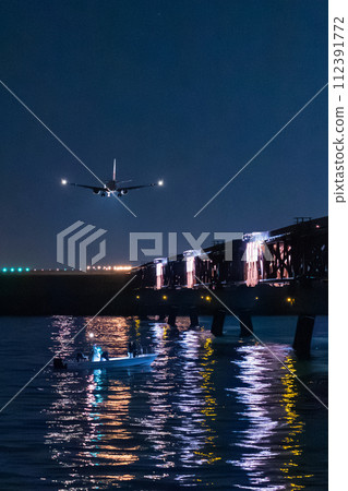 Airplane landing on Runway D of Tokyo Haneda Airport Airplane landing on Runway D of Tokyo Haneda Airport 112391772