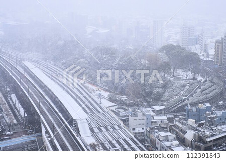Snowy day: View from Kitatopia, Kita-ku, Tokyo 112391843