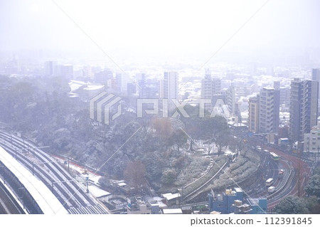 Snowy day: View from Kitatopia, Kita-ku, Tokyo 112391845