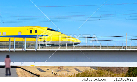Doctor Yellow passing through the Yahagi River overpass in Anjo City 112392682