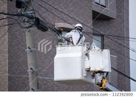 做電氣工作的工匠 做電氣工作的工匠 112392800
