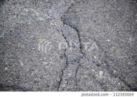 Detail of old abandoned road in the city 112393004