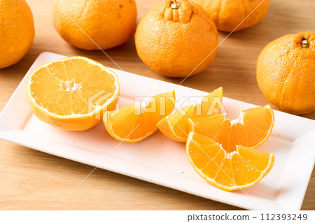 切割並排列有划痕和不規則的 Dekopon 112393249