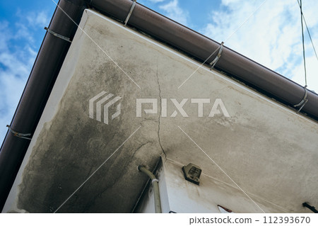 Cracks on the outer wall of the house 112393670