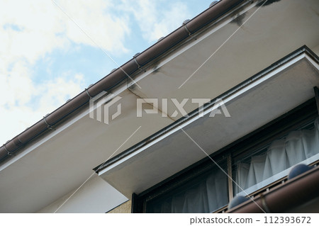 Cracks on the outer wall of the house 112393672