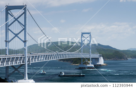 從淡路島一側可以看到橫跨鳴門海峽的大鳴門大橋,船隻在其中航行。 從淡路島一側可以看到橫跨鳴門海峽的大鳴門大橋,船隻在其中航行。 112393944