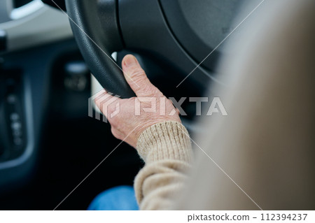 Senior woman driving a car 112394237