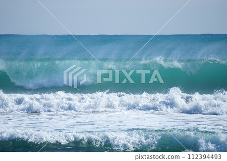 以太平洋地平線為背景,藍色的海浪拍打著南房總市千倉海岸 Ver2 以太平洋地平線為背景,藍色的海浪拍打著南房總市千倉海岸 Ver2 112394493