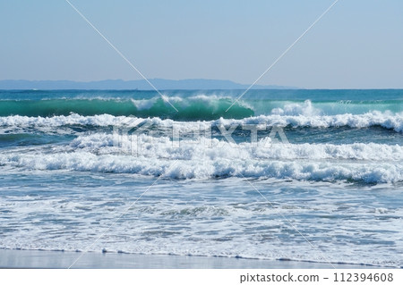 以房總半島的影子為背景，藍色的海浪拍打著南房總千倉海岸 Ver3 112394608