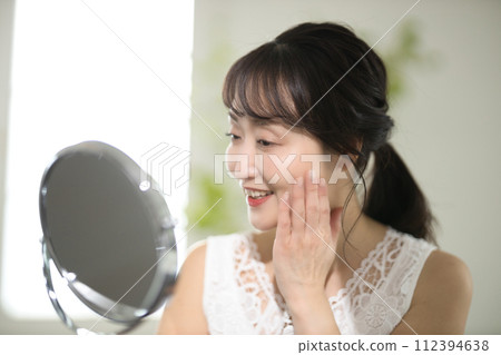 40多歲女性護膚美容形象 112394638