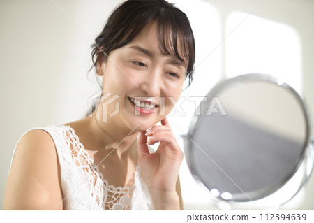 40多歲女性護膚美容形象 112394639