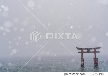 A photo taken on a day when the birds are falling at Shirahige Shrine floating on Lake Biwa in Takashima City, Shiga Prefecture. 112394906