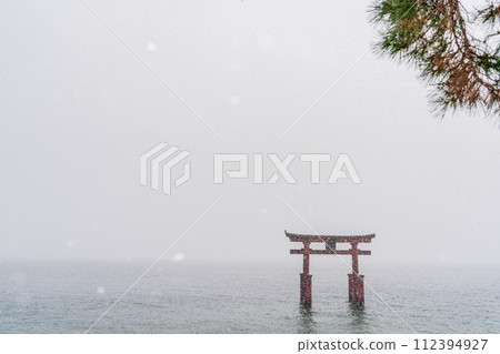 這是滋賀縣高島市琵琶湖上漂浮的白須神社鳥兒落下的一天拍攝的照片。 112394927