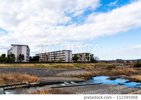 Along the river with Toei housing complex and winter fish ladder 112395008