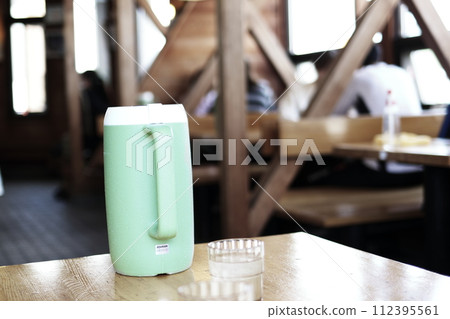 拉麵餐廳桌上的水罐 拉麵餐廳桌上的水罐 112395561