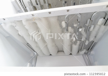 Ice in the freezer, Defrosting of the fridge and freezer 112395812