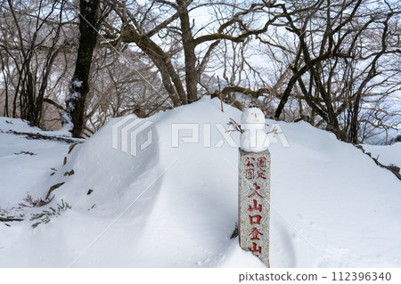 丹澤大山頂前的石柱上的小雪人 丹澤大山頂前的石柱上的小雪人 112396340