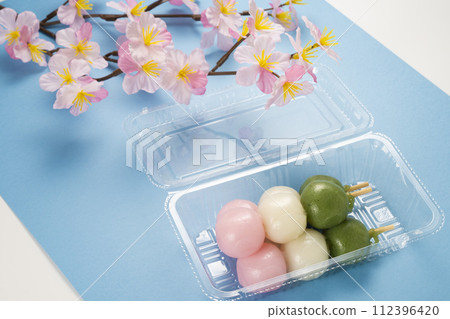Delicious three-colored dango, hanami dango rather than flowers 112396420