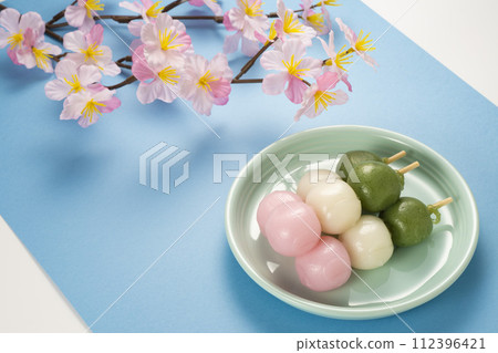 Delicious three-colored dango, hanami dango rather than flowers Delicious three-colored dango, hanami dango rather than flowers 112396421