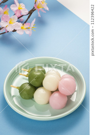 Delicious three-colored dango, hanami dango rather than flowers 112396422