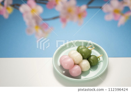 Delicious three-colored dango, hanami dango rather than flowers Delicious three-colored dango, hanami dango rather than flowers 112396424
