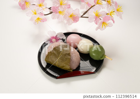 Sakuramochi and tricolor dango that you want to eat during cherry blossom viewing 112396514